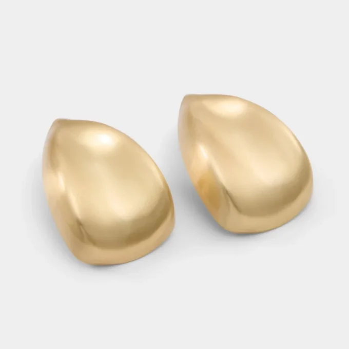 Pendientes llamativos de oro